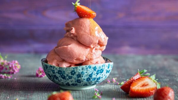 Kulinarijos technologė pataria, kaip namuose pasigaminti veganiškus braškių ledus: prireiks vos trijų ingredientų