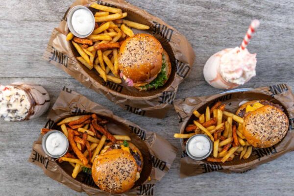 Mėsainių dienai artėjant  – 3 receptai, tapsiantys grilio vakarėlio žvaigždėmis