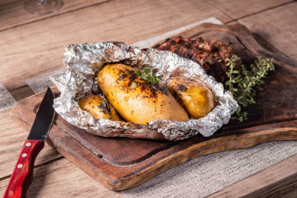 Vos vienas peilis – tiek užtenka norint surengti iškylą: specialistas pataria, kaip marinuoti mėsą lauke