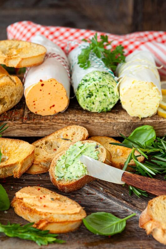 Prieskoninis sviestas, užkariavęs kulinarinį pasaulį: ekspertė dalinasi penkiais receptais