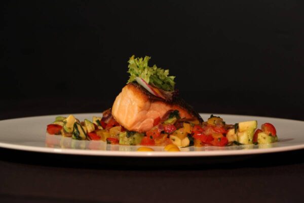 Prie žuvies – ne tik bulvės: 3 netradiciniai garnyrai, kurie puikiai dera su lašiša