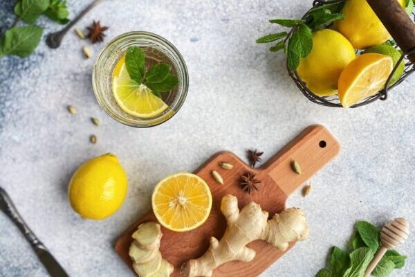 Neįprasti karštos arbatos su citrina deriniai: nuo česnako iki ananasų