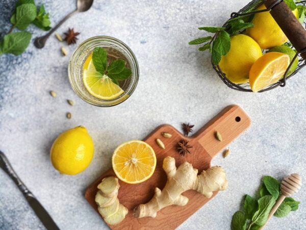 Neįprasti karštos arbatos su citrina deriniai: nuo česnako iki ananasų