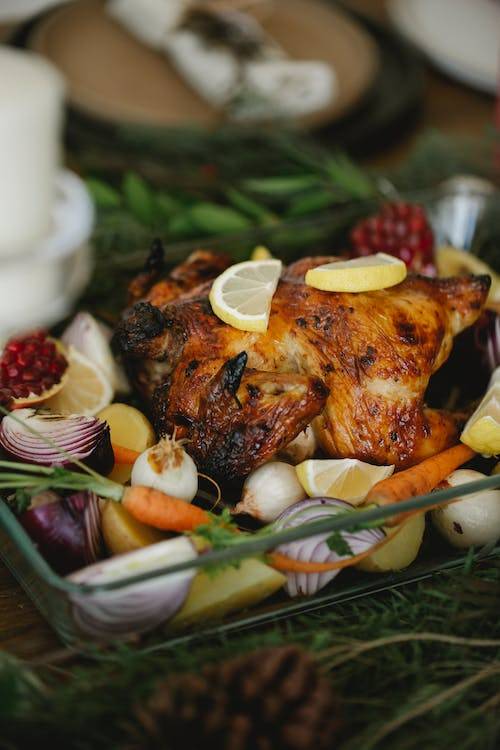 Šventinis paukštis be garnyro – kaip Kalėdinė eglutė be papuošimų: pasisemkite idėjų nekasdieniškam garnyrui