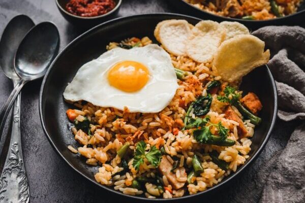 Pasigaminkite Indonezijoje populiarų „Nasi goreng“ patiekalą – tereikės ryžių, kiaušinių ir daržovių, o šeimai jis nekainuos nė 5 eurų