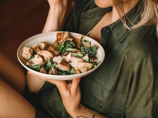 3 mėgstamiausios „Ant Medinės Lentelės“ salotos: teisinga klasika, 5 minučių „sumestinis“ ir traškus pakaitalas mėsai