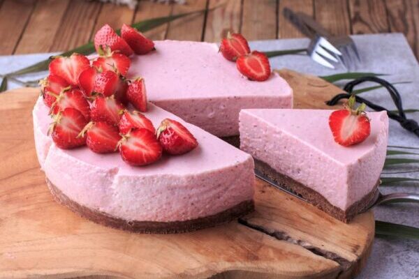 Pavyks net desertų negaminantiems: garantuotas jogurtinis tortas su braškėmis, kurio nereikia kepti