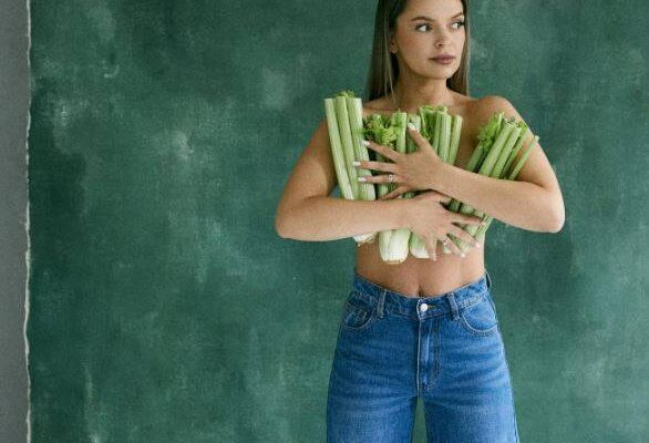 Nereikės nei daug laiko, nei jėgų: dietistė Indrė Trusovė dalijasi idealiu sveikų vasaros salotų receptu