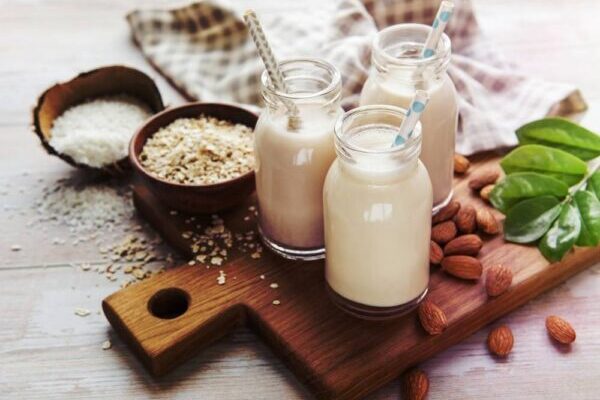 Kuris pienas draugiškiausias aplinkai: karvės, migdolų, sojų ar avižų?