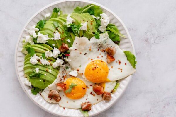 Socialiniuose tinkluose išpopuliarėjo sveikas ir nebrangus receptas – pasinaudokite ypač skanių ir greitų kiaušinių su feta idėja