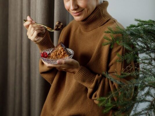 Prieš šį šventinį desertą neatsilaikys nei vaikai, nei suaugę: išbandykite šokoladinį tortą pagal Neringą Zeleniūtę (receptas)