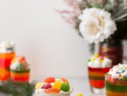 Nostalgijos skoniai: nesunkiai pagaminami kalėdinių spalvų želė gabalėliai taps trokštamiausiu vaikų desertu