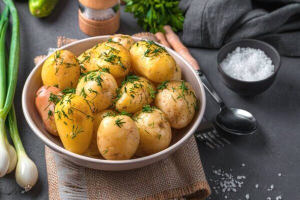 Šviežios bulvės keičia pernykštes: nepadarykite klaidos – ir virti, ir kepti jų blynus reikia šiek tiek kitaip