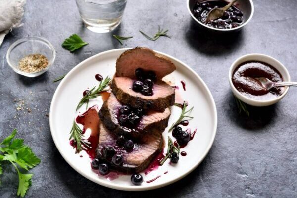 Jeigu šilauogių nederinate su mėsa ar sūriu – daug prarandate: nuodėmingai skanios idėjos užkandžiams ir kepsnių padažui