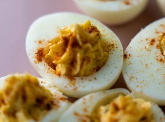 3 velykiniai receptai pagal instagrame receptais žavintį Andrių Šimulyną: užkandžiui, pagrindiniam patiekalui ir desertui išleisite visai mažai