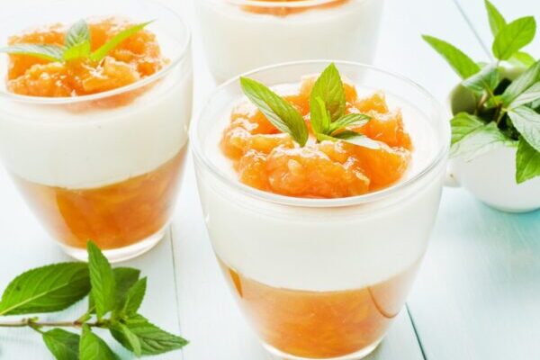 Kai norisi deserto, riebią grietinėlę keiskite natūraliu jogurtu – organizmas jums padėkos