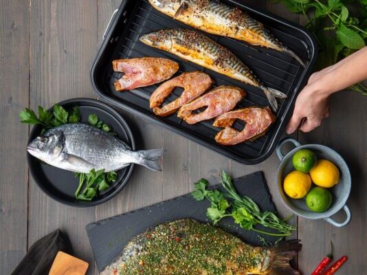 Vis dar nepavyksta gardžiai ant grilio iškepti žuvies? Šie šefo patarimai kaip tik jums