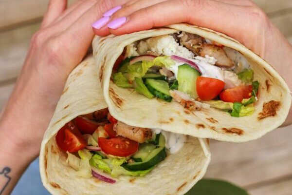 Pigiau ir sveikiau: „Ant Medinės Lentelės“ dalijasi receptu, kaip ant grilio pasiruošti kebabą su naminiu česnakiniu padažu