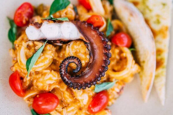 Šio sezono hitas – dešrainiai be dešrelių: išbandykite egzotišką, bet nebrangų „čiuptainio“ receptą su skraidkalmarių čiuptuvais