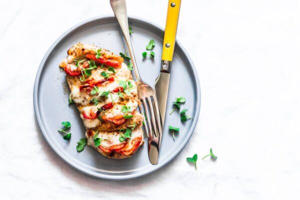 Sūriu užkeptas kepsnys – atgyvena? Ne, jeigu ruošite jį taip – bus sveikiau ir skaniau