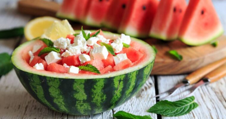 Arbūzas ir feta – nepralenkiamos salotos vasarą: 3 būdai jas pakelti į naują lygį išleidžiant visai mažai