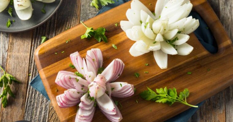 Taip gražiai svogūnai dar niekada neatrodė: pigus ir efektingas garnyras prie grilio patiekalų
