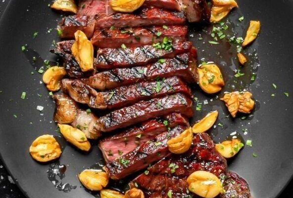 Tradicinį kiaulienos šašlyką keičia jautiena – grilio sezonui prasidėjus nustebinkite artimuosius paprastu receptu