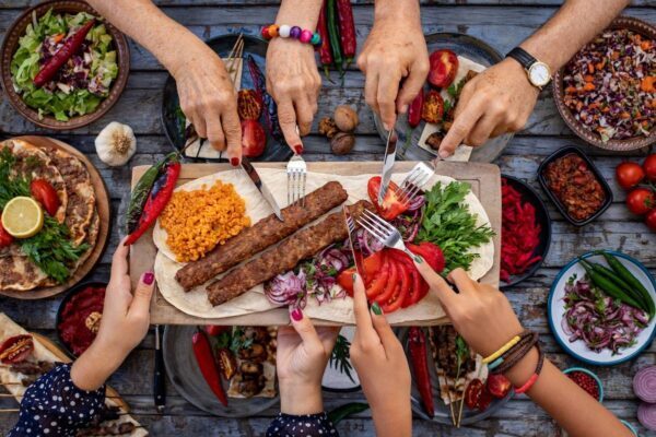 Ką skanausite per Jonines? Jautienos kebabų receptas kepsninėje