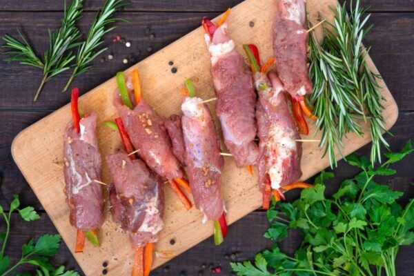 Sunku įkalbinti šeimą valgyti daugiau daržovių? Pagudraukite su greitais, pigiais ir spalvingais kiaulienos suktinukais