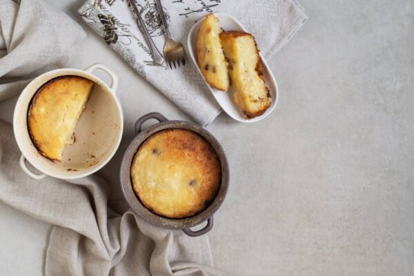Sutaupysite ir laiko, ir pinigų: vienu ypu išsikepkite net du ypač purius varškės apkepus – saldų ir pikantišką