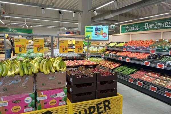 Savaitgalio šeimos piknikui – „Iki“ nuolaidos: skanios idėjos, ką dėti ant užkandžių stalo, o ką – ant grilio