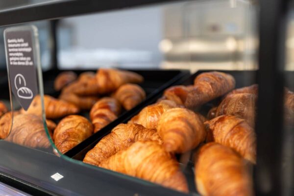 Šviežia, nebrangu ir alkį numalšina akimirksniu: „Iki“ atskleidė, kokias bandeles perka į mokyklas grįžę mokiniai