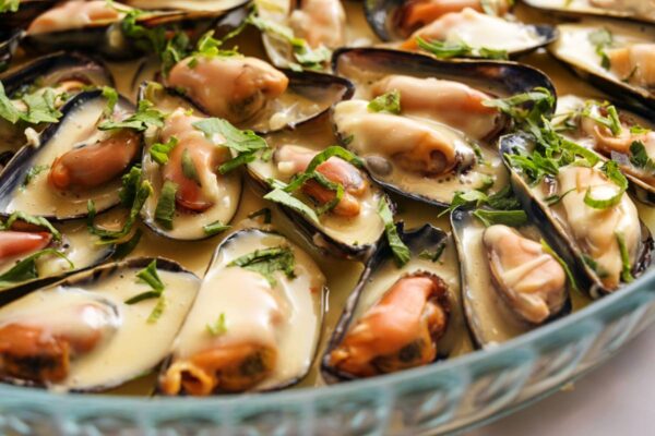 Restoraninis patiekalas namuose – vos už kelis eurus: 2 genialiai paprastos idėjos su šaldytomis midijomis