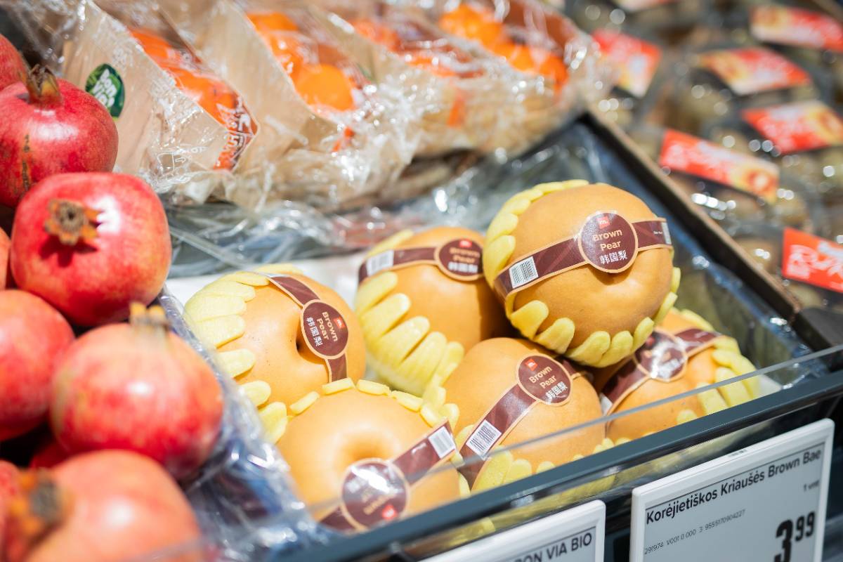 Gudrybė, kurią atranda vis daugiau lietuvių: prekes krauna ne į vežimėlį, o tiesiai į savo kuprinę