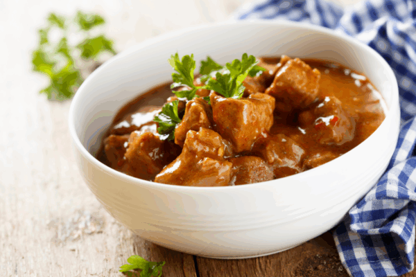 Ieškote idėjų gardiems savaitgalio pietums? Išbandykite nebrangų burnoje tirpstančio kiaulienos guliašo receptą