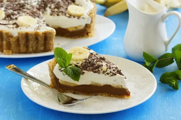 Kai gavus šildymo sąskaitas norisi taupiau – išbandykite nekeptą ir nuodėmingai skanų pyragą su sausainiais ir bananais