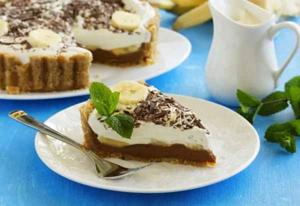 Kai gavus šildymo sąskaitas norisi taupiau – išbandykite nekeptą ir nuodėmingai skanų pyragą su sausainiais ir bananais