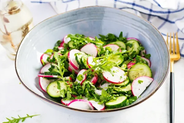 Velykinės salotos pigiai ir kūrybiškai: 4 spalvingos idėjos, kurios papuoš stalą