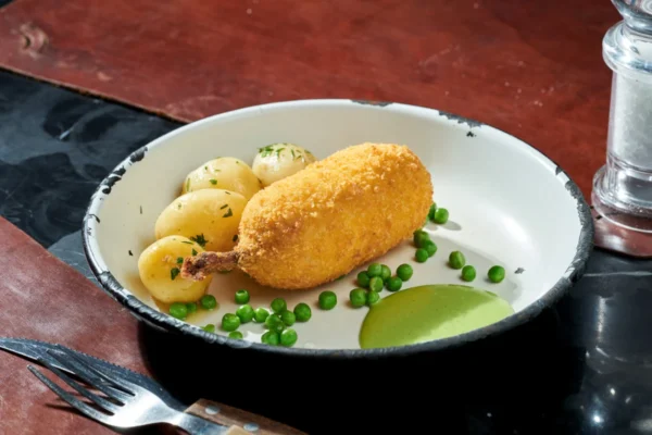 Su kuo derinti tradicinį Kyjivo kotletą? Taip patiekto dar neragavote